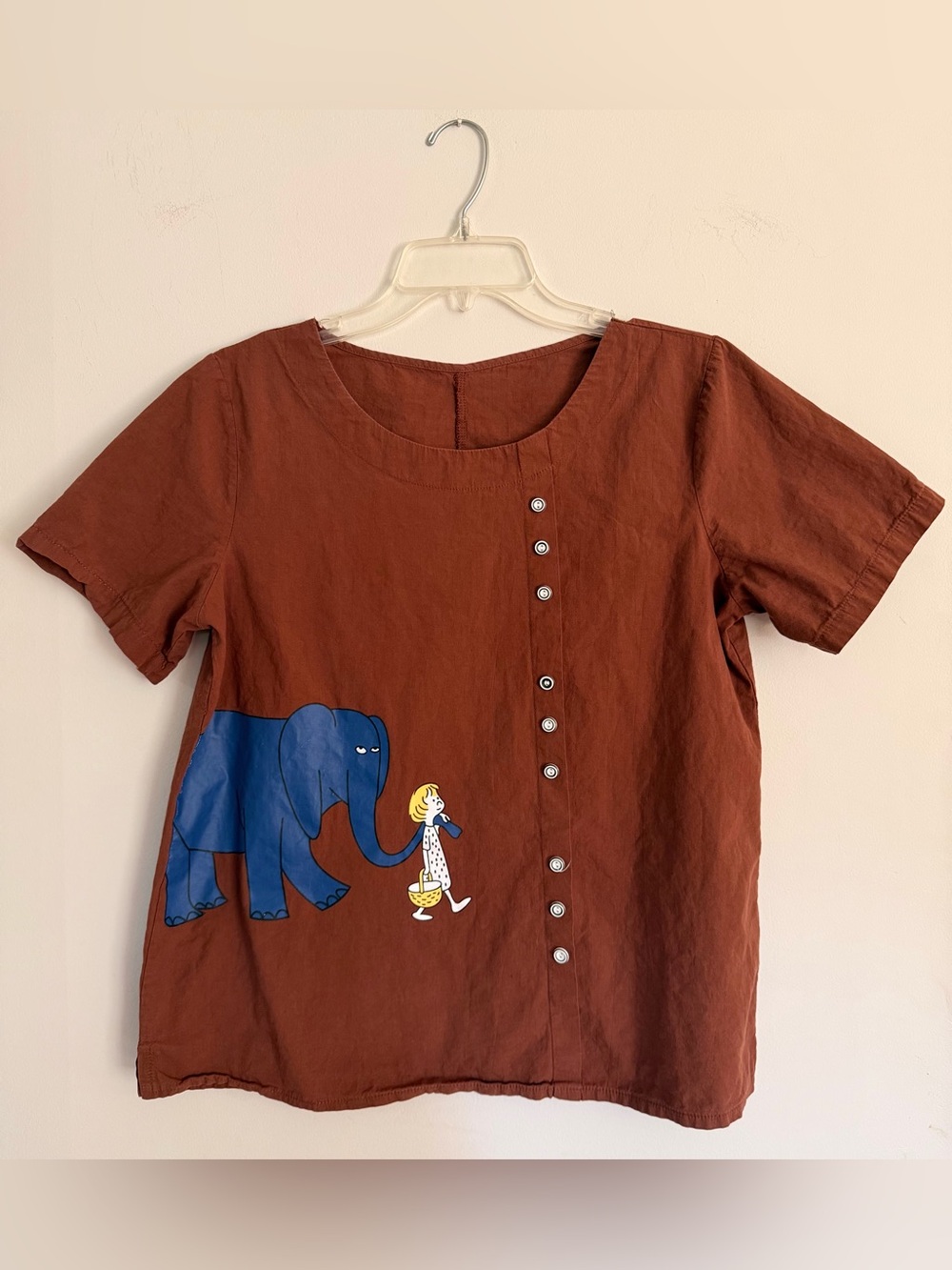 Brown Short-Sleeve Pullover Top with Blue Elephant Print Women’s L Large